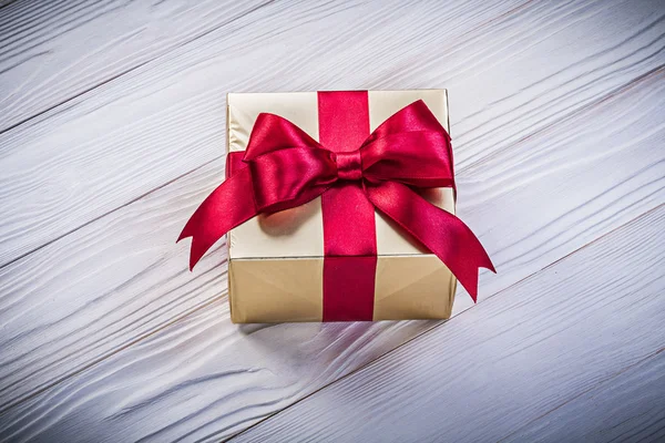Ahşap tahta tatil gebe kırmızı kurdele ile Doğum günü hediye kutusu — Stok fotoğraf