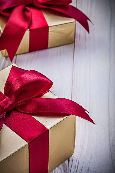 Geschenkdozen met satijnen linten op houten bord vakantie concept — Stockfoto