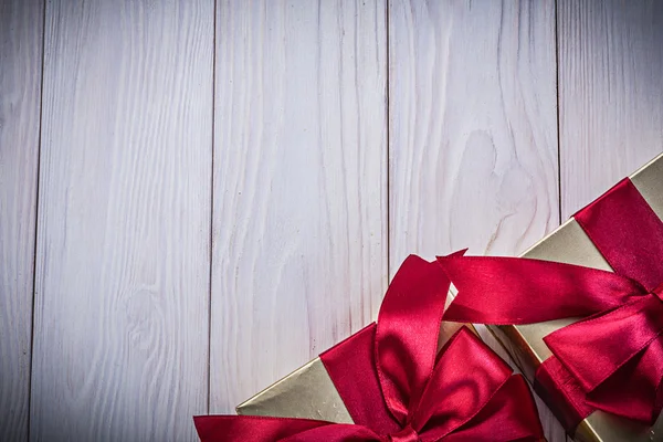 Упакованные коробки подарков с завязанными узлами на деревянных досках праздников — стоковое фото