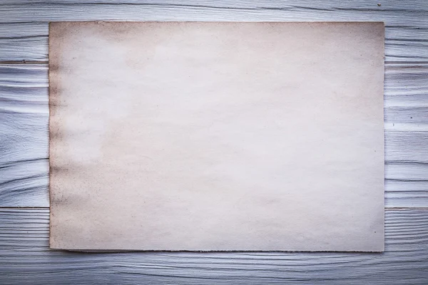 Vintage schoon papier vel voor menu op houten plank bovenaanzicht — Stockfoto