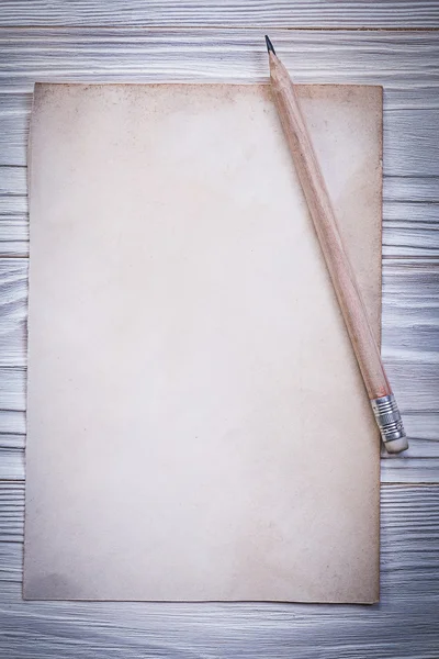 Vintage blanco papier vel potlood op houten plank — Stockfoto