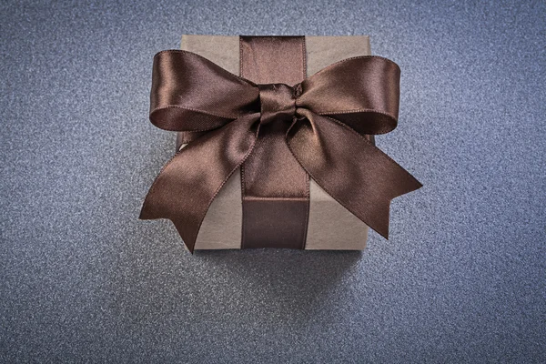 Geschenkbox auf grauem Hintergrund — Stockfoto