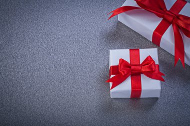 Sarılmış hediye kutuları gri yüzey tatil kavramı