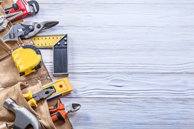 İnşaat kalıp içinde deri toolbelt ahşap tahta üzerinde kopya sp