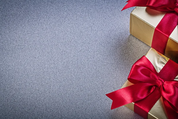 Cajas de regalo sobre fondo gris copia espacio vacaciones concepto — Foto de Stock