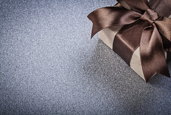 Packed present box on grey background copy space celebrations co — Stock Photo, Image