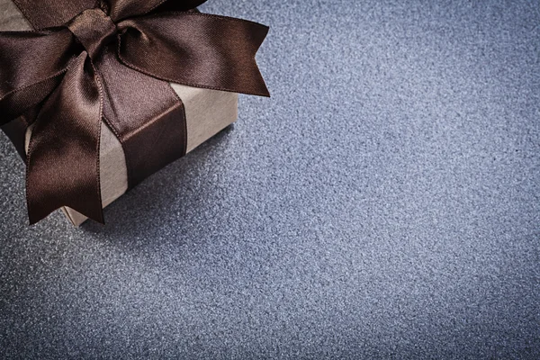 Present box in wrapping paper on grey background celebrations co — Stock Photo, Image