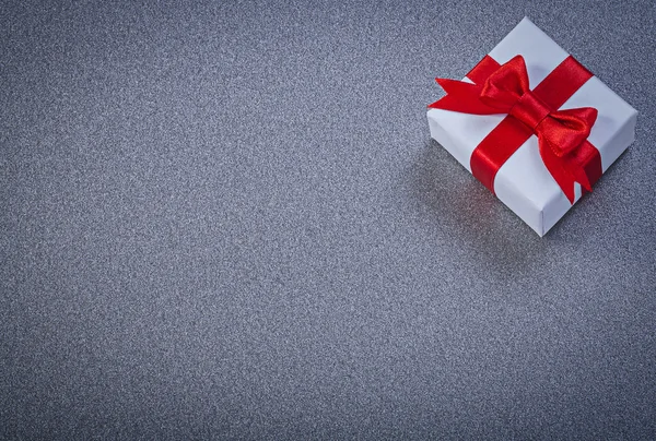 Geschenk-Box in weißem Geschenkpapier auf grauer Oberfläche Kopierraum h — Stockfoto