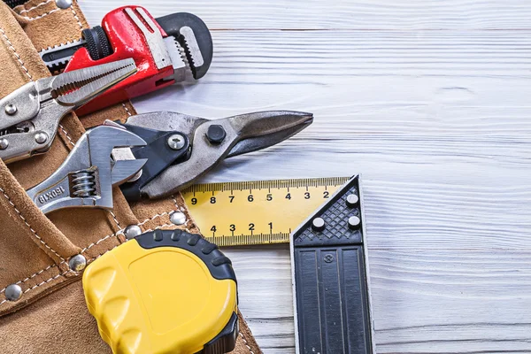 Herramientas de construcción en la cinta de construcción en el mantenimiento de madera — Foto de Stock