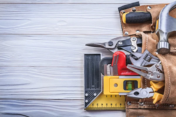 Cinturón de herramientas de cuero con implementos de construcción en madera copia del tablero s — Foto de Stock