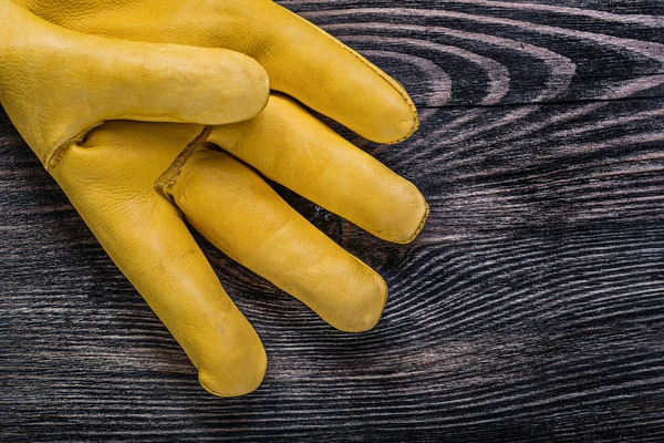 Κίτρινο ασφάλεια γάντι εκλεκτής ποιότητας ξύλινη σανίδα τεχνικών έργων — Φωτογραφία Αρχείου