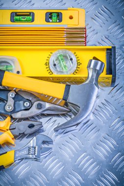 Kanalize metal arka planda inşaat takımlarının çeşitleri