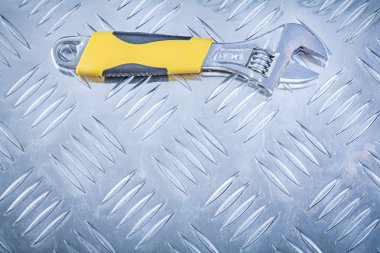 Yivli sac inşaat kavramı üzerinde ayarlanabilir anahtarı