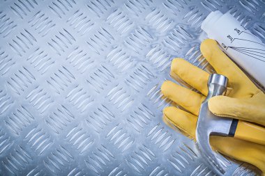 Mühendislik çizimleri üzerinde gro rulo pençe çekiç koruyucu eldivenler