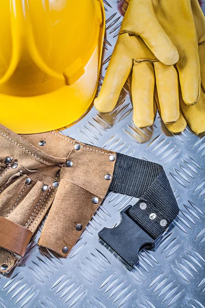 Guantes de seguridad para cinturón de herramientas de cuero casco de construcción en metal ranurado — Foto de Stock