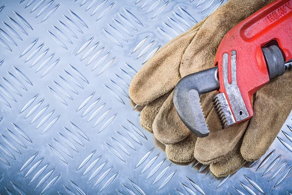 Guantes de protección de cuero llave de tubo en backgro de metal canalizado — Foto de Stock