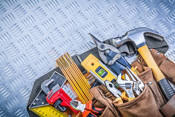 Cinto de ferramentas com objetos de construção em padrão de metal ondulado — Fotografia de Stock