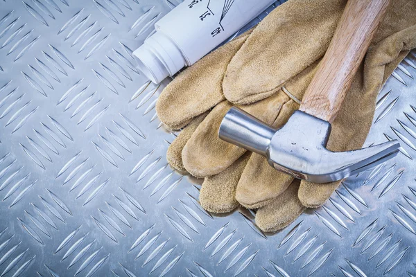 Klauw hamer lederen beschermende handschoenen blauwdrukken op gegroefde meta — Stockfoto
