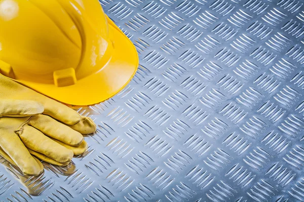 Schutzhandschuhe aus Leder, Helm auf Metall — Stockfoto