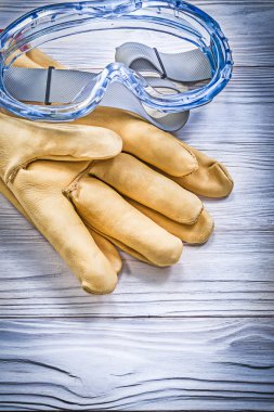 Ahşap tahta konstrüksiyonc koruyucu gözlük deri eldiven