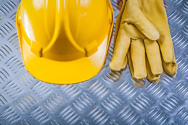 Protective leather gloves hard hat on corrugated metal backgroun — Stock Photo, Image