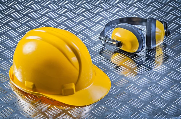 Veiligheid oorkappen harde hoed op geribd metalen plaat bouw conc — Stockfoto
