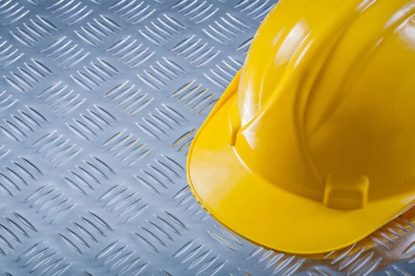 Sombrero duro de seguridad en cono de construcción de fondo metálico canalizado —  Fotos de Stock