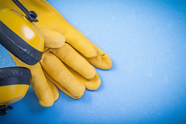 Earmuffs and leather safety gloves — Stock Photo, Image