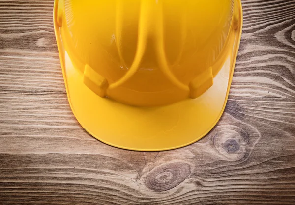 Capacete de construção na placa de madeira — Fotografia de Stock