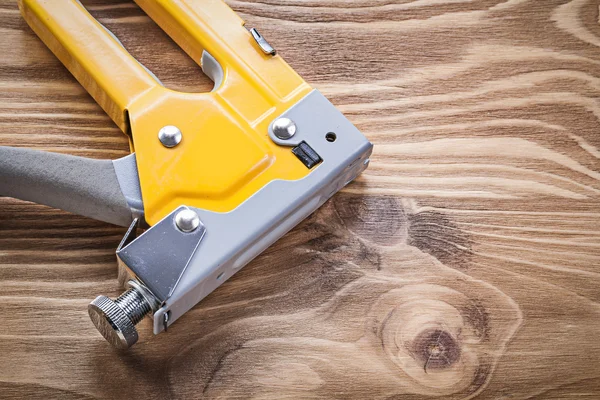 Pistola de grapas en tablero de madera —  Fotos de Stock