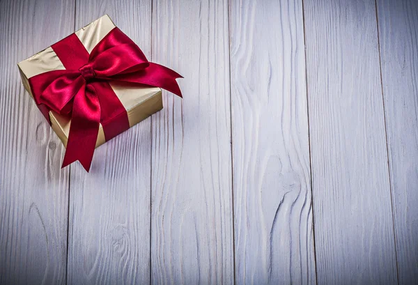 Verpackte Geschenkbox auf Holzplatte — Stockfoto