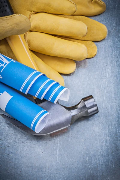 Beschermende handschoenen, technische tekeningen en hamer — Stockfoto