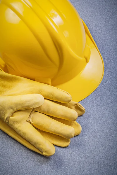 Luvas de proteção e capacete de construção — Fotografia de Stock