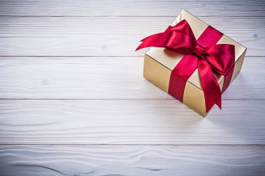 Doğum günü hediyesi kırmızı saten bant ile 