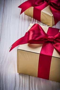 Saten kurdeleler ile mevcut kutuları 