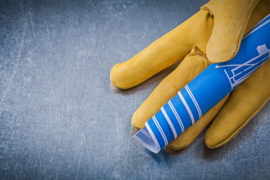 Emanet eldiven ve mavi mühendislik çizimleri 