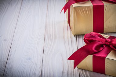 Doğum günü hediye kutuları kırmızı yay ile 