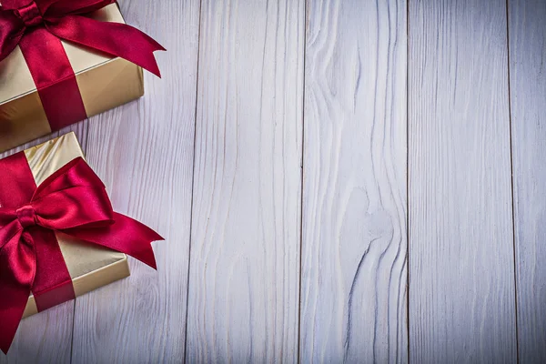 Cajas de regalo envueltas con lazos atados —  Fotos de Stock