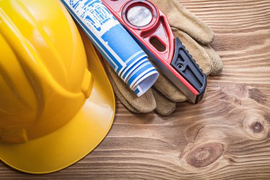 Sabit şapka, eldiven ve inşaat seviyesi
