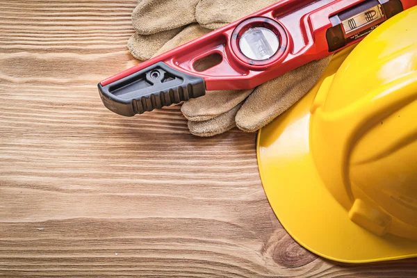 Helm, beschermende handschoenen en bouw niveau — Stockfoto