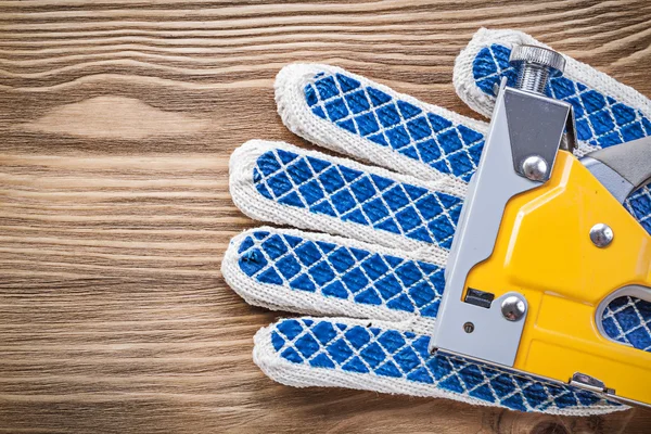 Engrapadora de construcción y guantes de trabajo — Foto de Stock