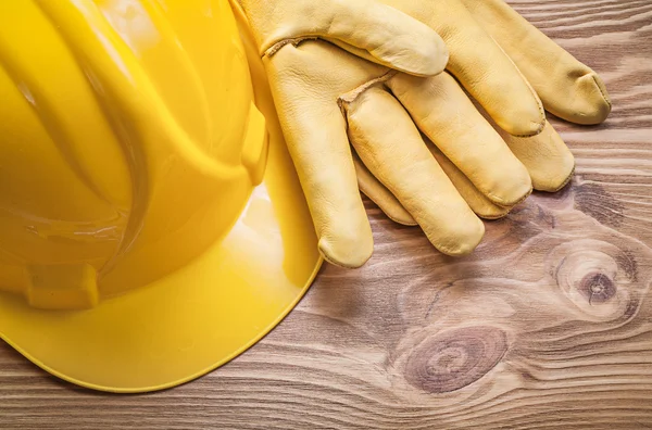 Schutzhandschuhe und Bauhelm — Stockfoto