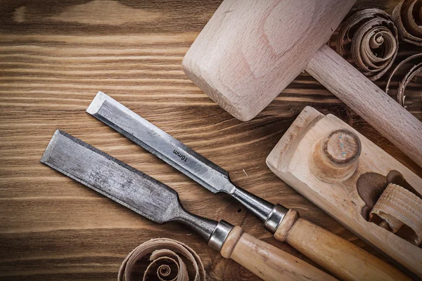 Деревянный молоток, строгальщик, зубила и стружки — стоковое фото