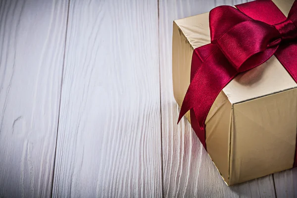 Verpacktes Geburtstagsgeschenk auf Holzplatte — Stockfoto