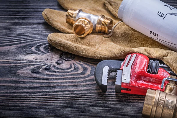 Guante de cuero, llave inglesa y conectores de plomería — Foto de Stock