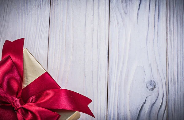 Caja de regalo dorada sobre tabla de madera —  Fotos de Stock