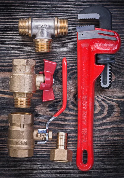 Pipe wrench and brass fittings — Stock Photo, Image