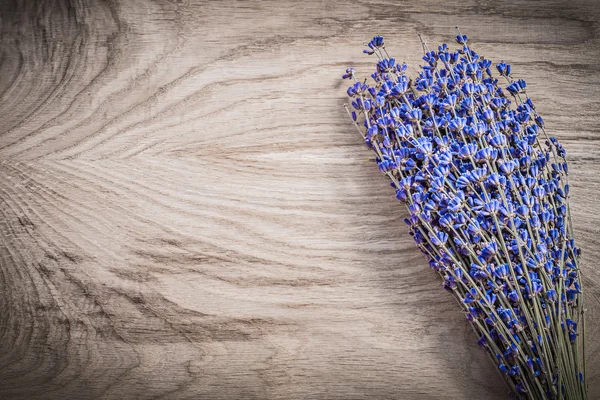 Bündel von getrocknetem violettem Lavendel auf Holzbrettern kopieren Raum Gesundheit — Stockfoto