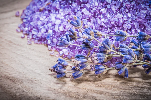 Bund Lavendel duftendes Meersalz auf Holzbrett Wellness-Behandlung — Stockfoto