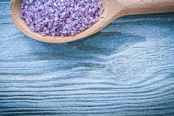 Lavendel Meersalz zur Hautpflege in Holzlöffel auf Holzplatte — Stockfoto
